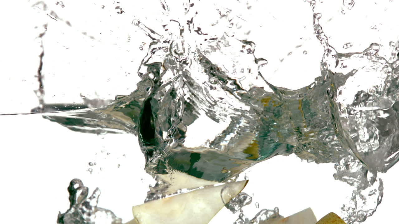 색 배경 에 물 에 빠지는 진주 부분