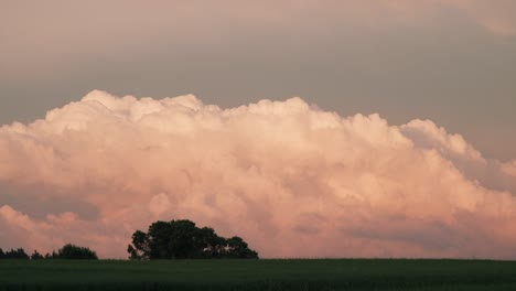 nubes de lluvia cumulus stratocumulus time lapse sobre campos de campo en pura luz del atardecer