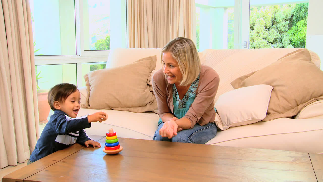 madre y bebé jugando con juguetes