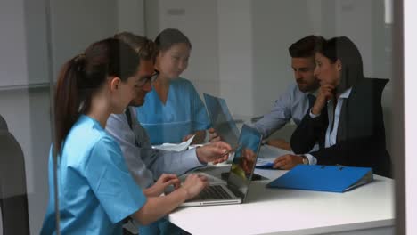 Doctores-Discutiendo-Sobre-Una-Computadora-Portátil