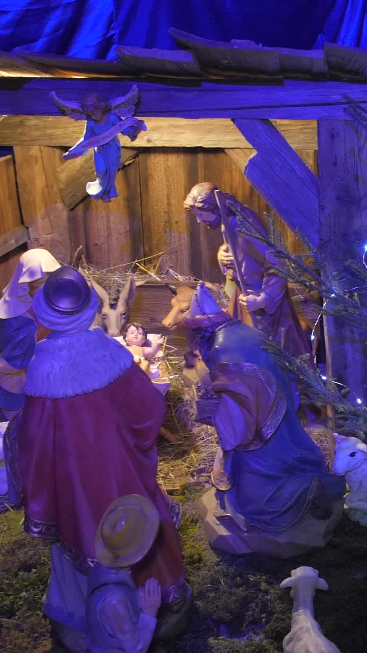 Presepe con Gesù Bambino e i tre Re Magi all'interno di una chiesa, ampia panoramica verticale