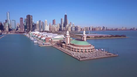 una hermosa antena durante el día alrededor del muelle de la marina en chicago con el fondo del horizonte de la ciudad 3