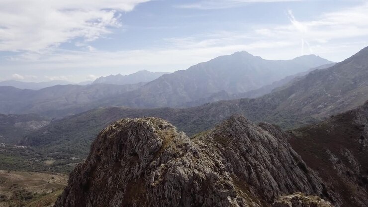 Vista aérea de un paisaje montañoso salvaje en Córcega