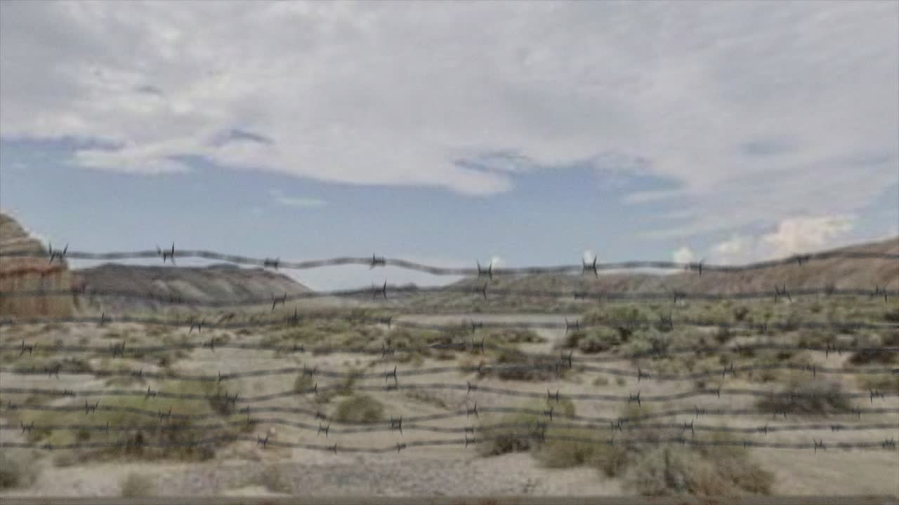 alta calidad 3d cgi revela una toma que se eleva sobre una valla de cadena en la instalación militar del área 51 en una escena del desierto, con un ufo que desciende al primer plano y luego vuela en la distancia