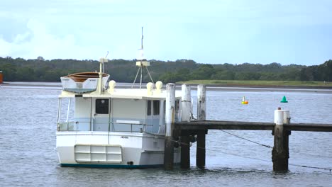 Viejo-Barco-Atado-A-Jeti-En-La-Ciudad-Costera-De-Gold-Coast,-Queensland