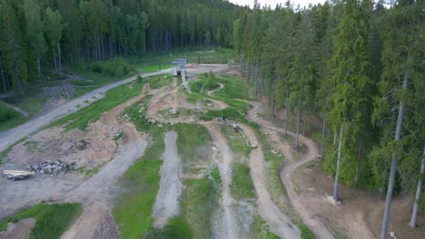 Toma-Aérea-De-La-Pista-Para-Bicicletas-De-Montaña-En-Isaberg-Mountain-Resort-En-Suecia