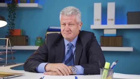hombre de negocios con problemas emocionales.