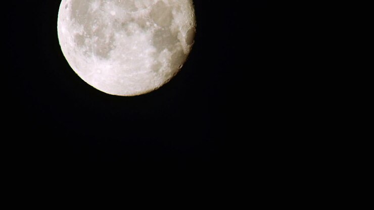 Uma bela lua cheia se pondo nesta filmagem em time-lapse astronômico