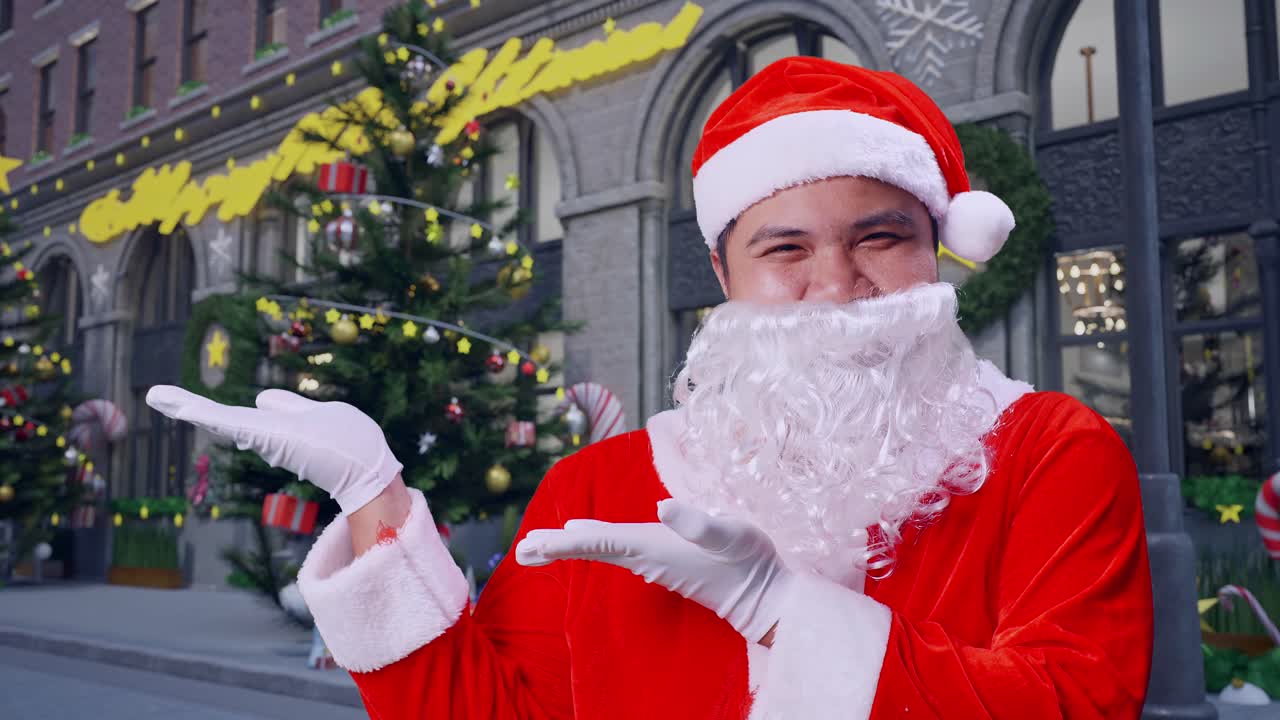 아시아 산타클로스가 크리스마스 밤에 서 있는 동안 을 가리키고 있습니다.