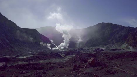 cráter whakaari de la isla blanca con humo tóxico y terreno ruinoso, ciencia ficción aérea