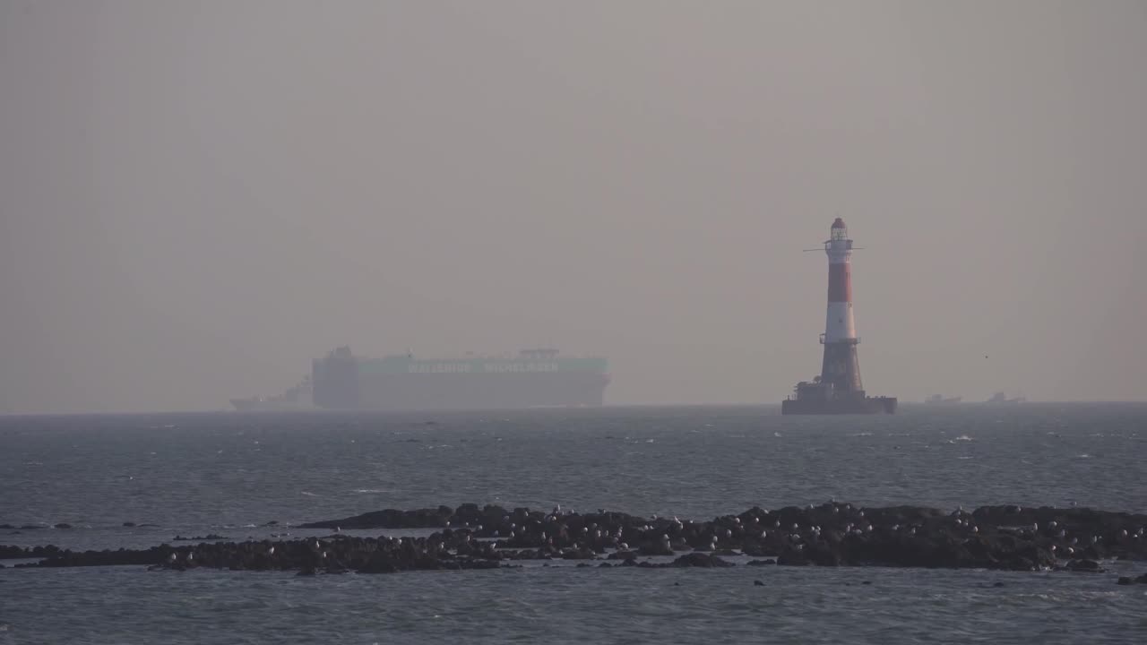 선박이 천천히 등대 쪽으로 이동하고 있습니다.