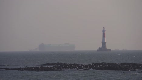 Barco-Avanzando-Lentamente-Hacia-El-Faro