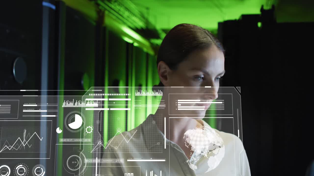 animación de gráficos y datos en pantallas sobre mujer caucásica trabajando en la sala de servidores