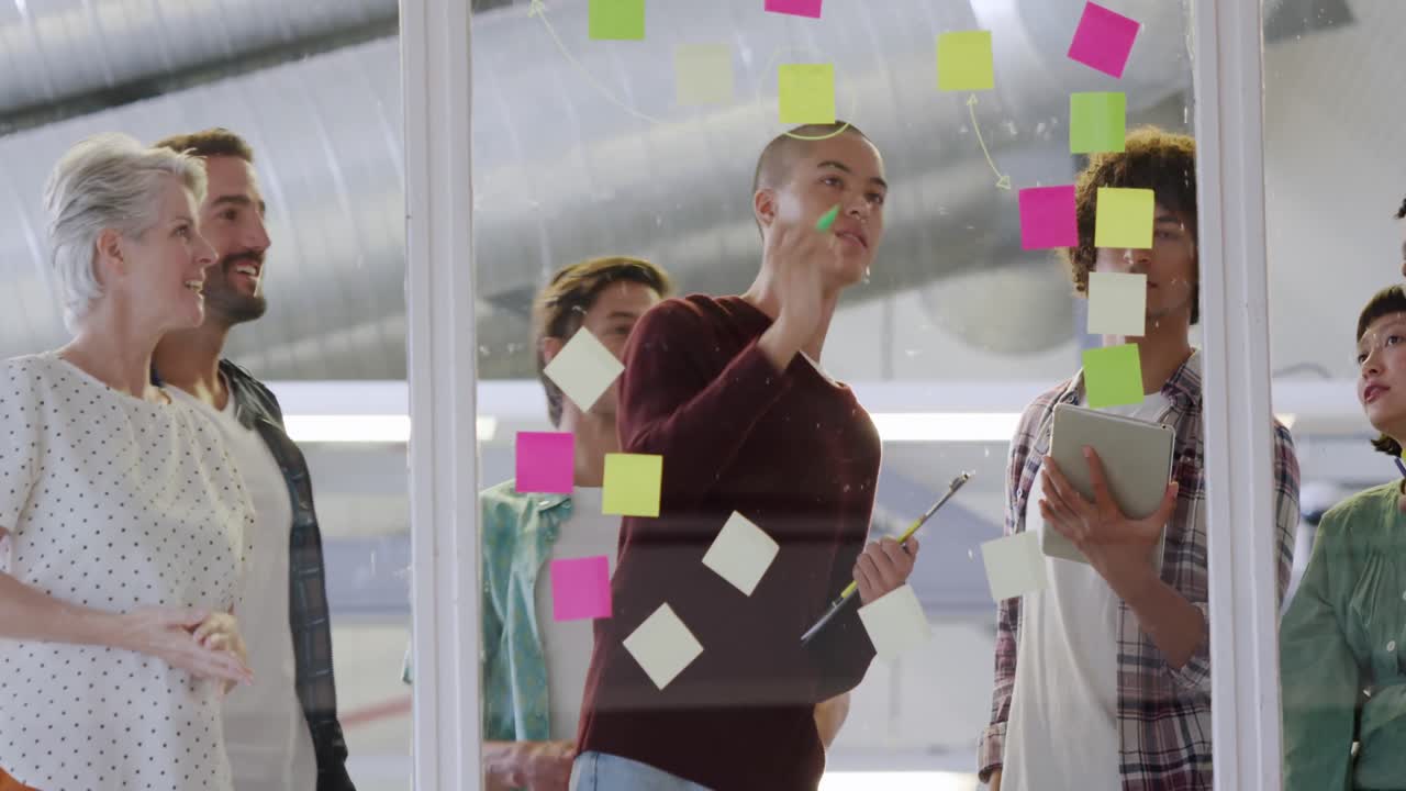 creativos se reúnen en una oficina moderna