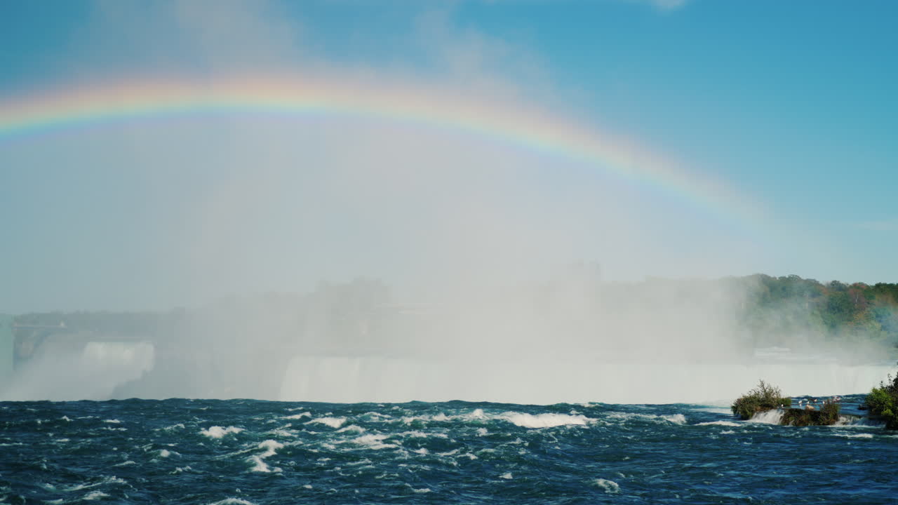 arco iris y cascada de herradura en el río niagara