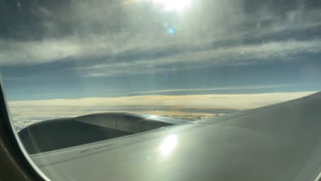 Blick-Aus-Einem-Flugzeugfenster-Hoch-In-Den-Himmel
