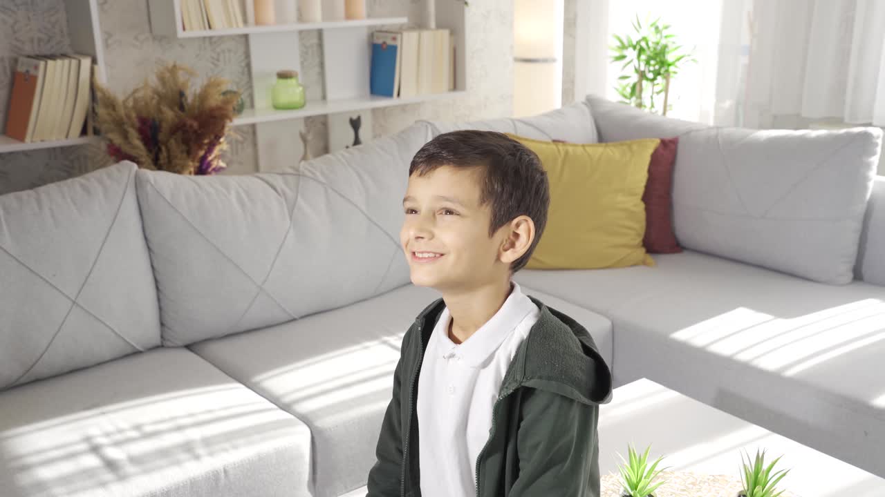 행복한 소년은 그의 미래를 꿈 ⁇ 니다.