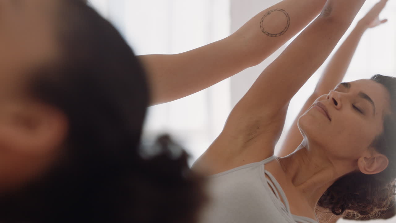 요가 수업 역전사 포즈를 연습하는 아름다운 히스패닉 여성 피트니스 강사가 운동 스튜디오에서 다민족 여성 건강한 명상 연습을 가르치는 그룹