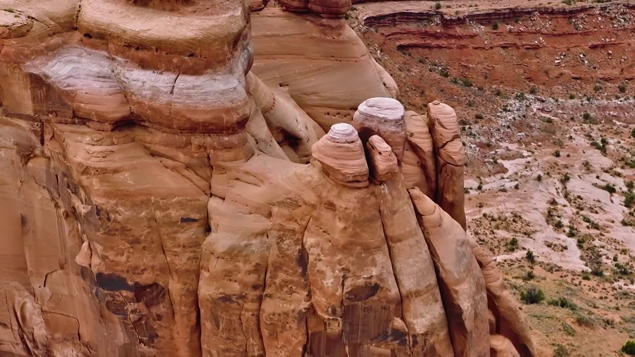 Explorando las formaciones rocosas en Moab Valley, Utah, EE. UU. durante el día