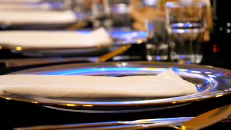 banquete, el camarero coloca un plato en una mesa elegante