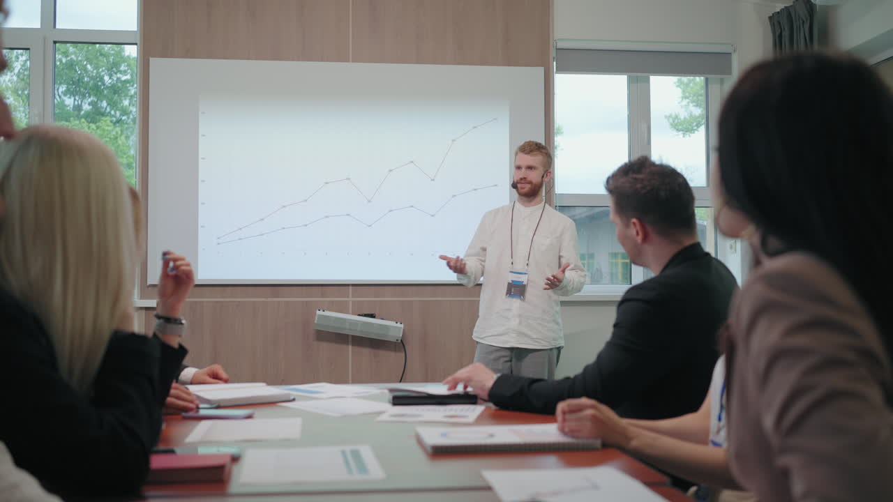 su principal especialista está presentando gráficos de desarrollo de nuevos servicios en grandes empresas en la junta directiva