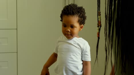 close-up de mãe negra brincando com seu filho em uma casa confortável 4k