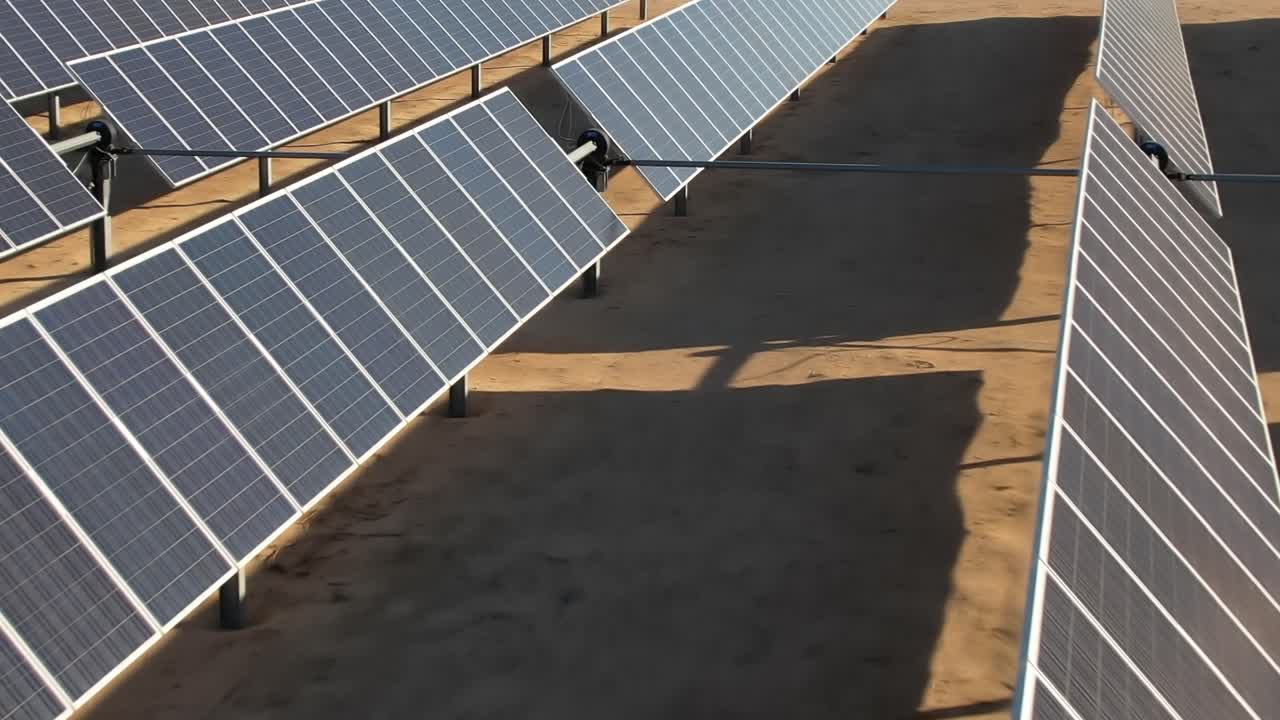 paneles solares aéreos de cerca, granja fotovoltaica de energía alimentada por el sol