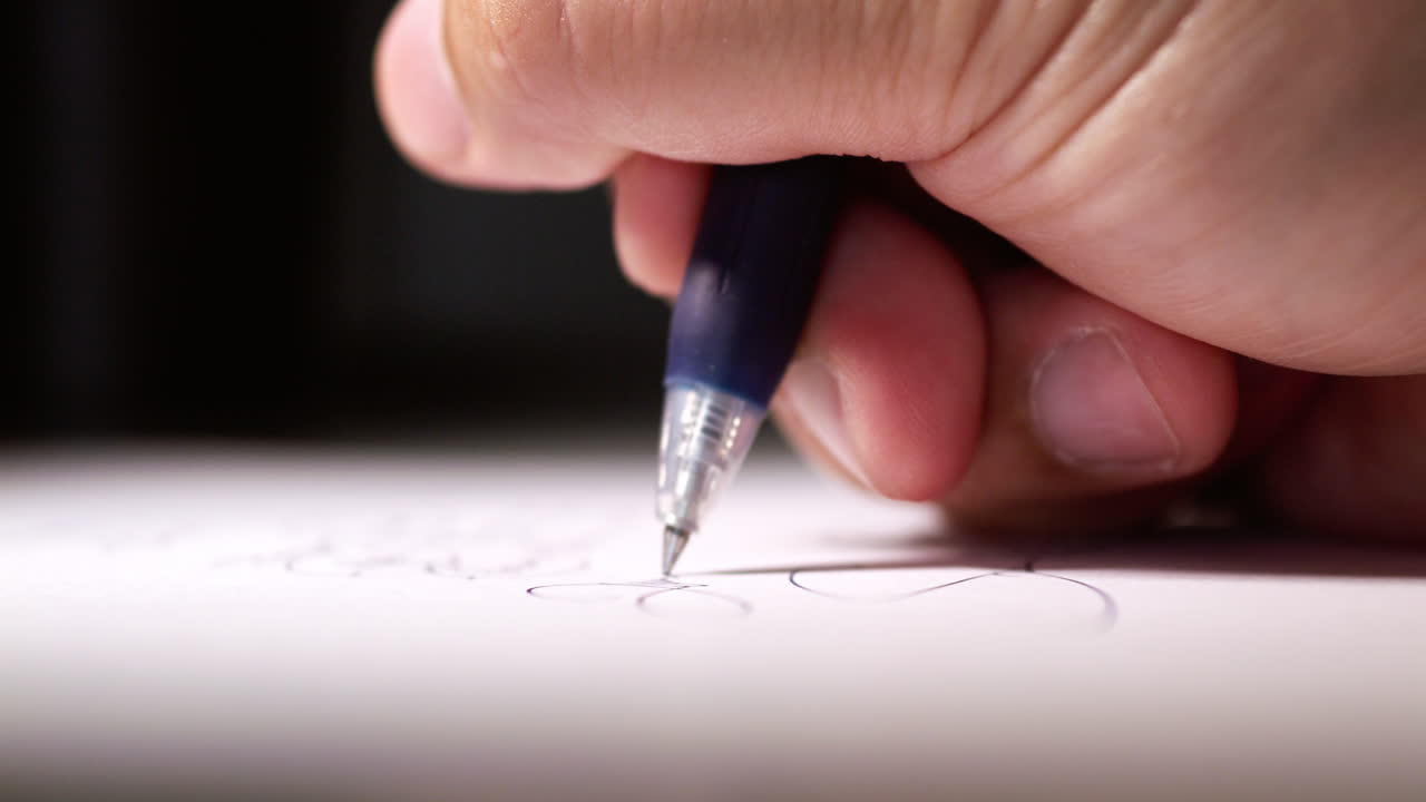 extremo primer plano de la práctica de la escritura de una firma