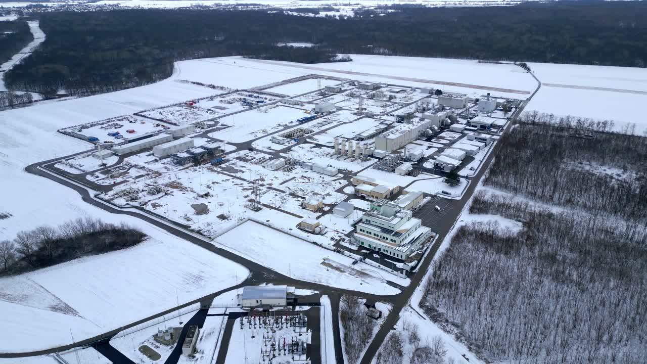 vista aérea de la estación compresora de gas natural cubierta de nieve durante el invierno en austria