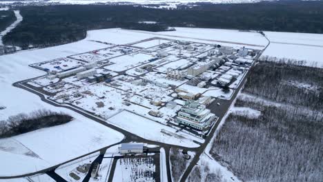 vista aérea de la estación compresora de gas natural cubierta de nieve durante el invierno en austria