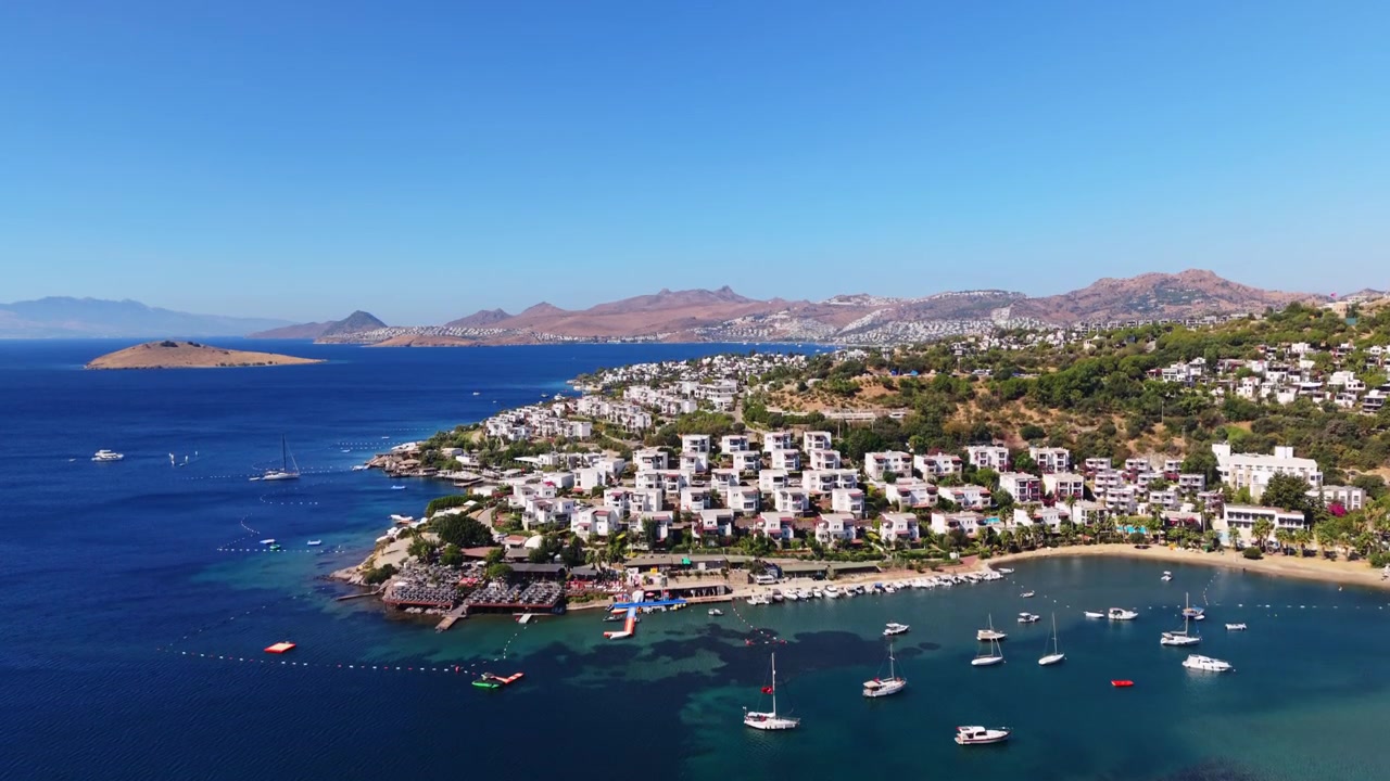 Drone che si alza sopra yacht di lusso e ville a Bodrum