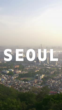 Vertikale-Video-Drohnenaufnahme-Der-Skyline-Der-Südkoreanischen-Stadt,-überlagert-Mit-Einer-Animierten-Grafik,-Die-Seoul-Darstellt