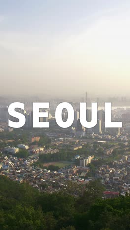 video de drone vertical del horizonte de la ciudad surcoreana superpuesto con gráficos animados que deletrean seúl