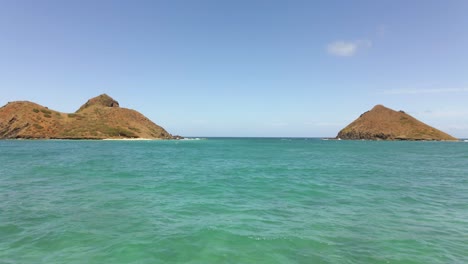 Imágenes-Aéreas-De-Un-Vuelo-Bajo-En-Las-Islas-Mokulua-En-Kailua-Hawaii