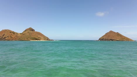 imágenes aéreas de un vuelo bajo en las islas mokulua en kailua hawaii