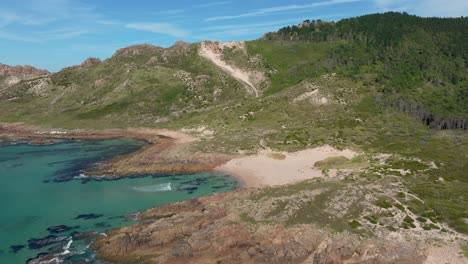 Idyllischer-Bergblick-Und-Strand-In-Camarinas,-Spanien---Luftaufnahme