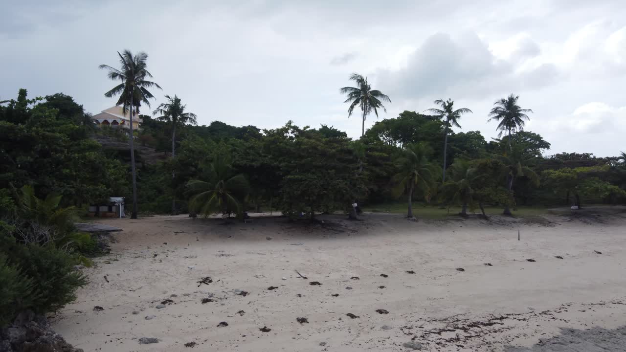 bantigue cove beach resort y tienda de buceo en la isla de malapascua vacía y abandonada