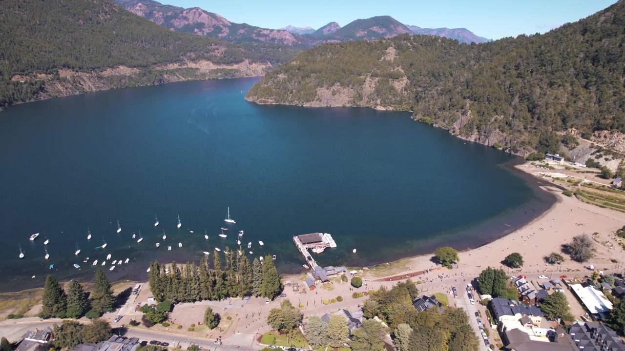 Vista aerea 4K con drone di San Martín de los Andes, Neuquén, Argentina. La città si affaccia sulle rive del lago Lácar, circondata da montagne verdi e rigogliose e dai paesaggi spettacolari della Patagonia settentrionale