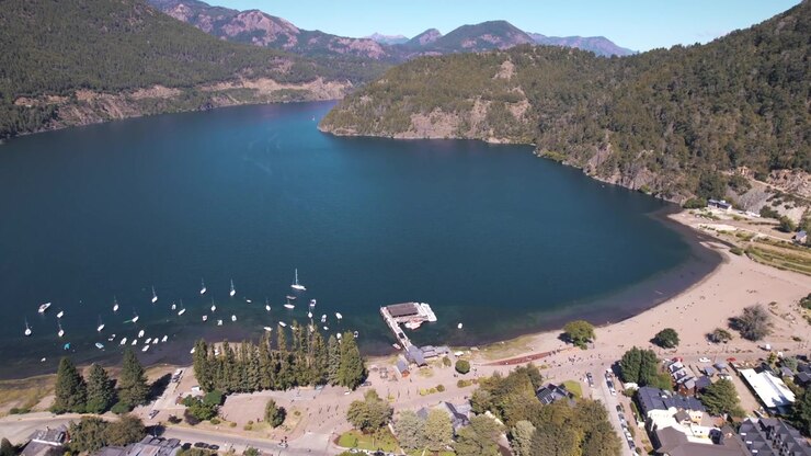 Vista aerea 4K con drone di San Martín de los Andes, Neuquén, Argentina. La città si affaccia sulle rive del lago Lácar, circondata da montagne verdi e rigogliose e dai paesaggi spettacolari della Patagonia settentrionale