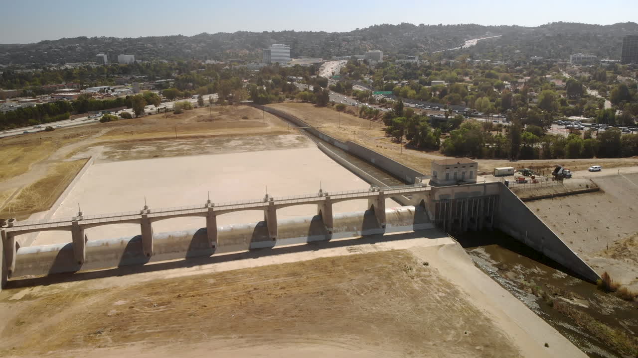 toma aerea de la historica represa sepulveda