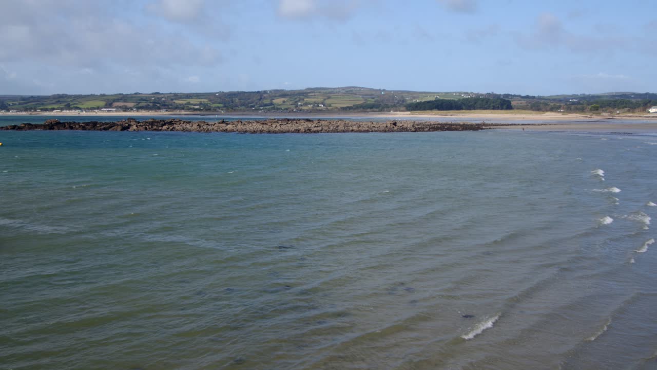 Campo lungo della bassa marea nella baia di Sand Mounts che mostra la scogliera rocciosa esposta.