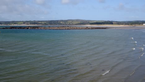 Weitwinkelaufnahme-Der-Ebbe-In-Der-Sand-Mounts-Bay,-Die-Das-Freiliegende-Felsige-Riff-Zeigt