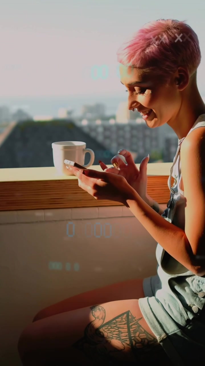 Animazione dell'elaborazione dati su una donna che usa lo smartphone