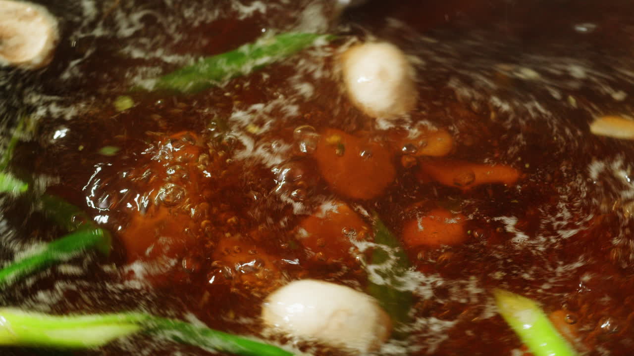 cocinar sopa con setas y cebollas verdes