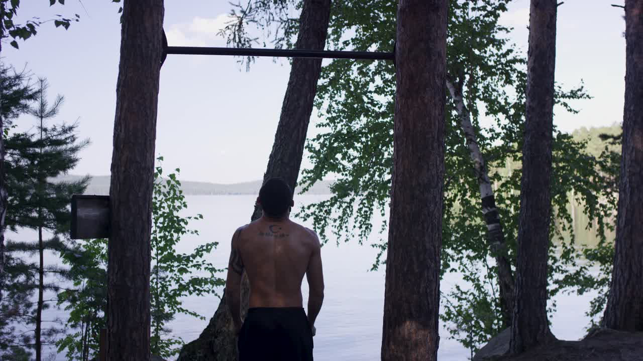 호수 에서 운동 하는 남자