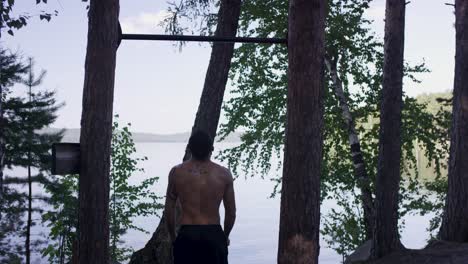 hombre haciendo ejercicio junto al lago