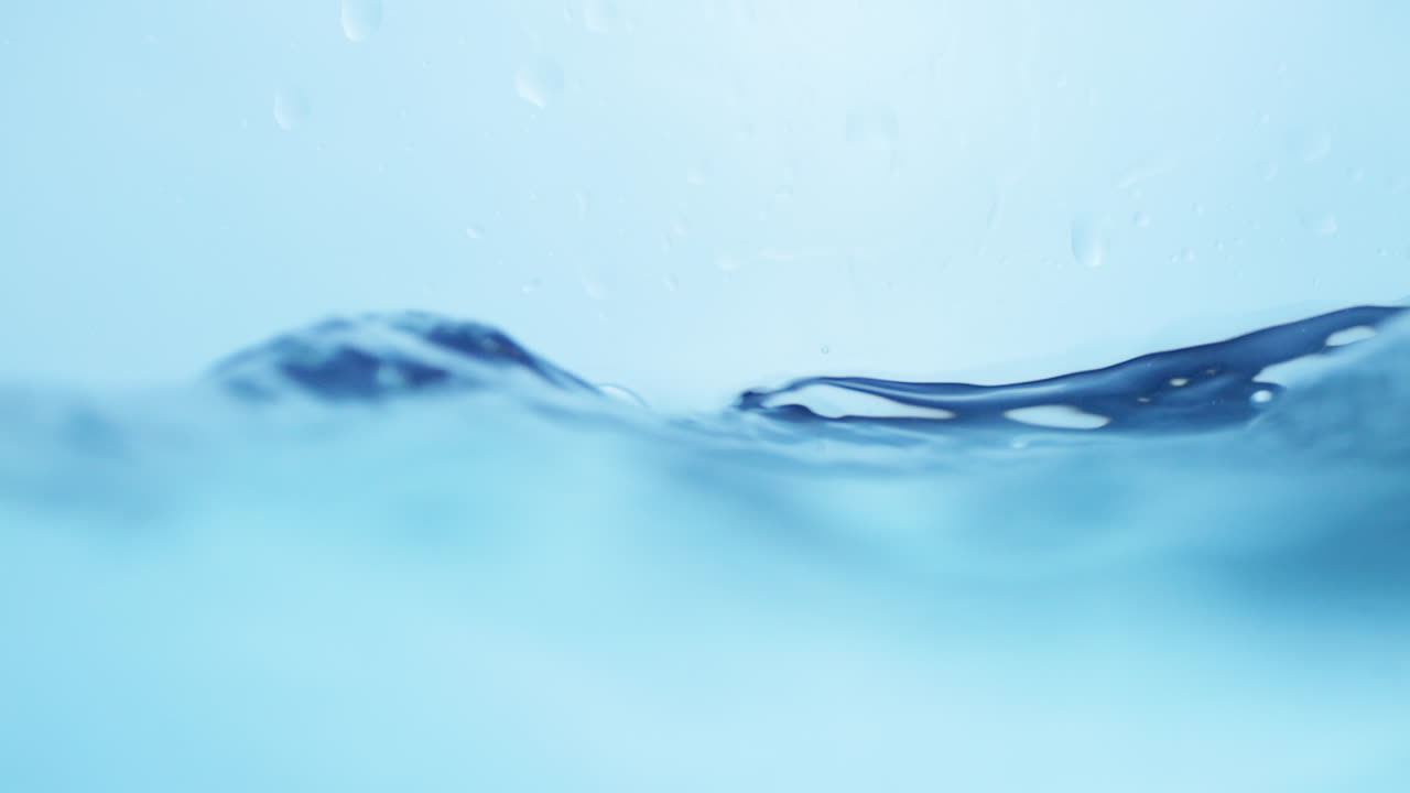 방울이 평온한 바다에서 파동을 일으킨다.