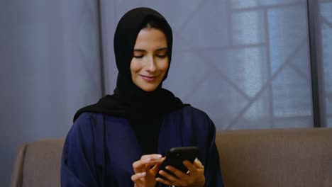 Mujer-Con-Hiyab-Abaya-Usando-Un-Teléfono-Móvil-Inteligente