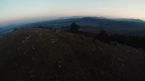 Volando-Un-Dron-Sobre-La-Colina