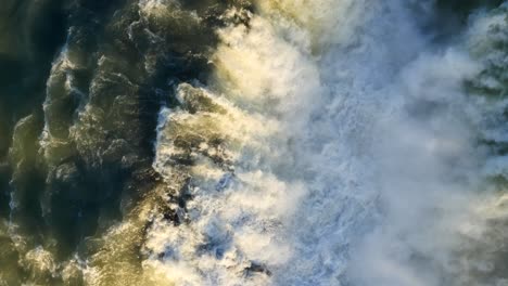 vista aérea de la cascada congelada de urriðafoss en islandia con el río salvaje